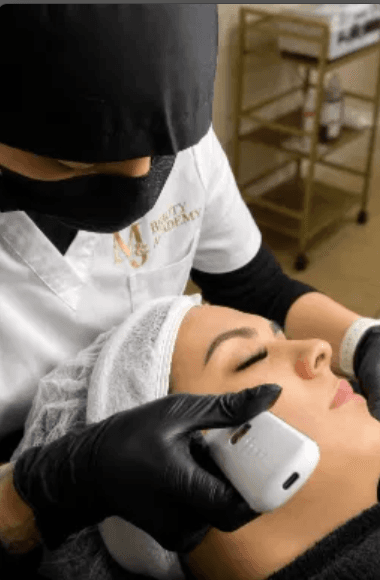 Tratamiento facial guiado por una instructora de M&J
